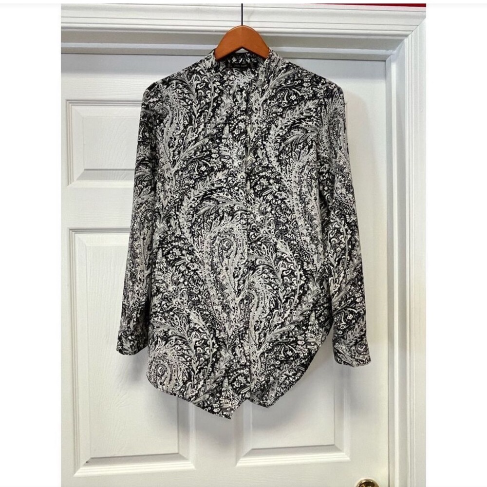 Zara Black & White Paisley Hem Hidden
Button Asymmetrical Hem Blouse